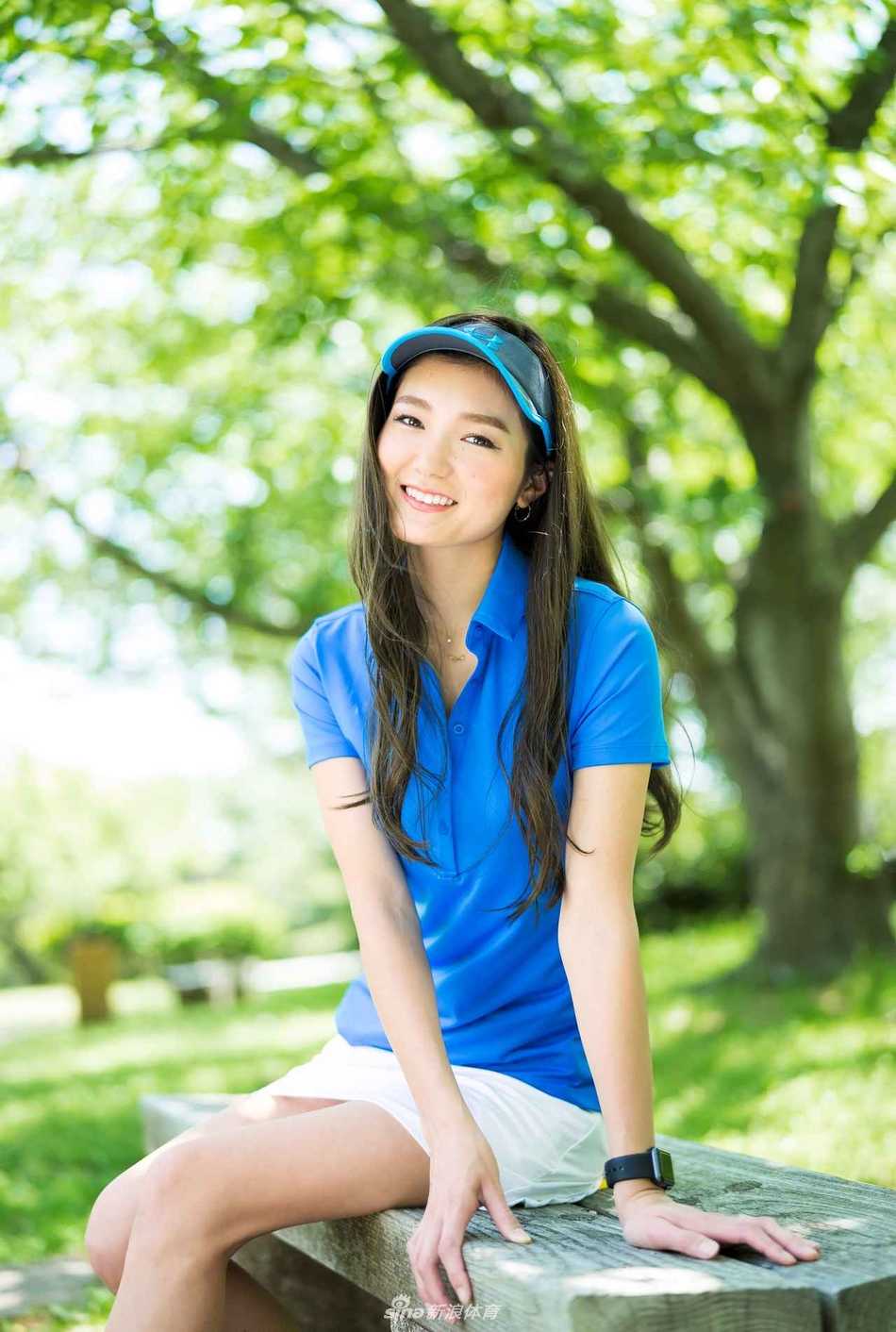 一位女性高尔夫爱好者正全神贯注地准备推杆，阳光洒在她优雅的侧影与果岭之上。