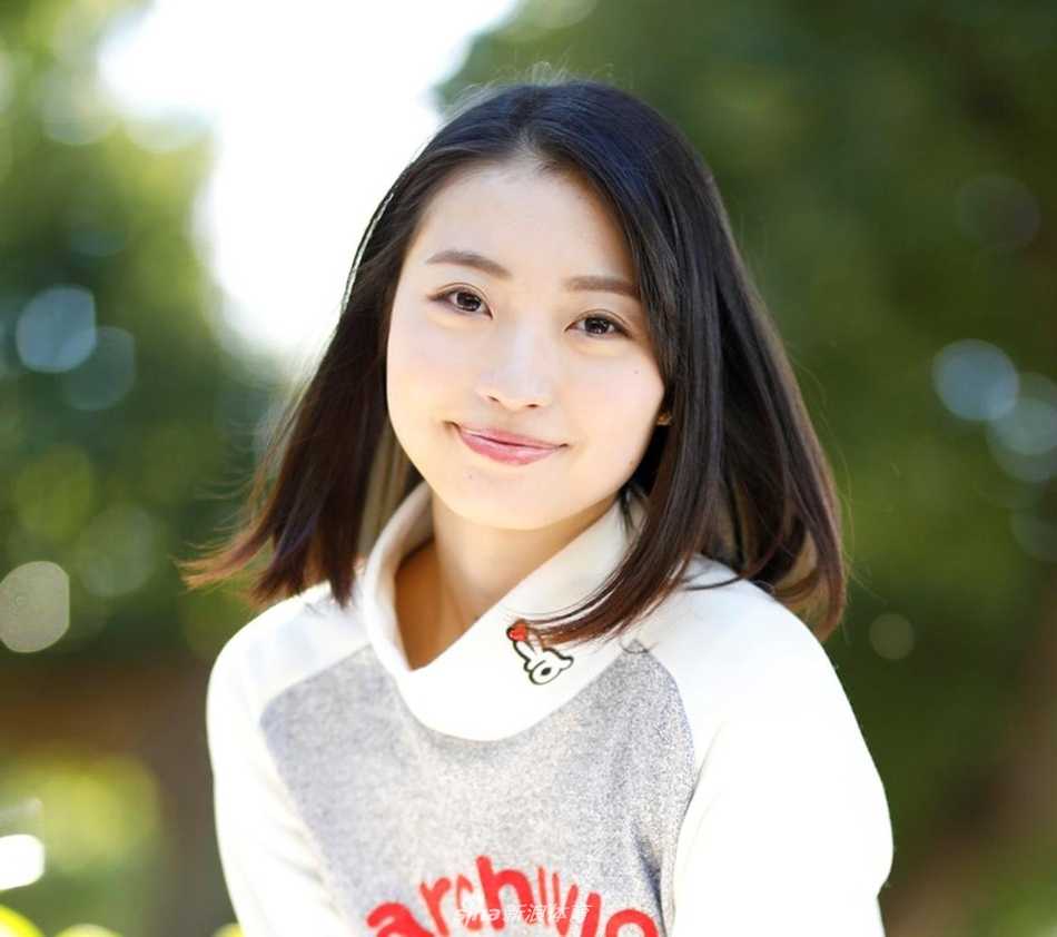 夕阳下，一位女球手完成击球后露出灿烂笑容，喜悦之情溢于言表。