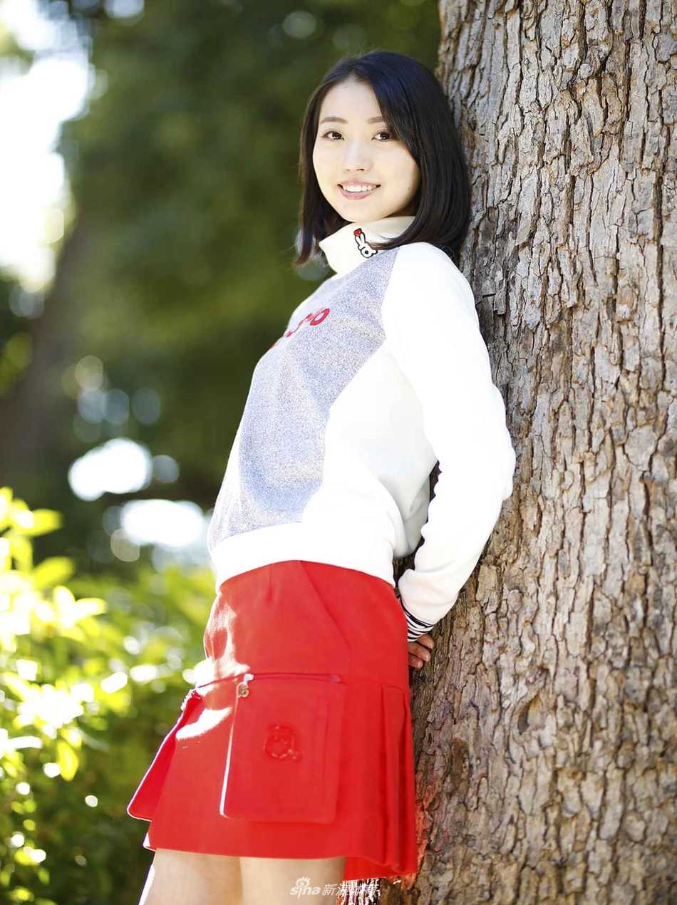 练习场中，女士认真调整挥杆姿势，专注的神情体现了对提升球技的追求。