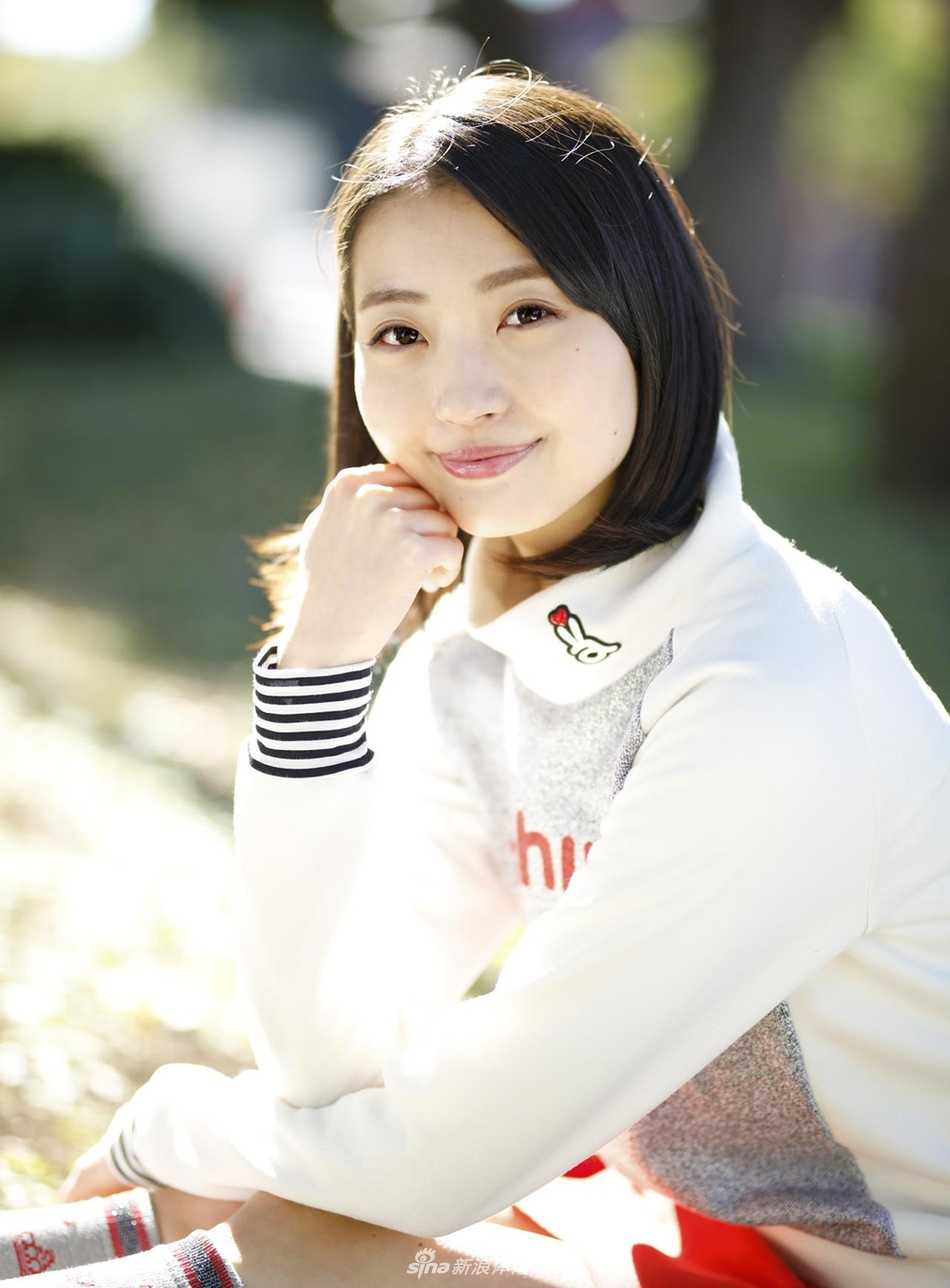 两位女性球友在果岭边轻松交谈，分享着高尔夫带来的乐趣与友谊。