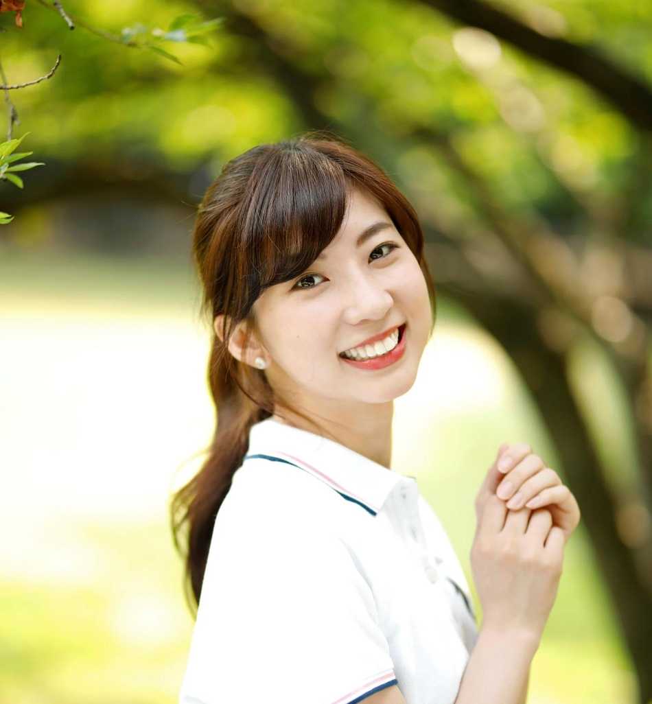 女士以标准流畅的姿势完成击球瞬间，动作充满力量感与协调性。