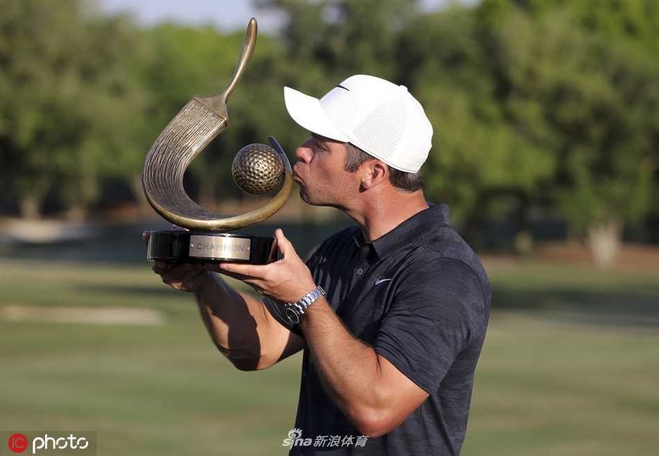 决赛轮激战正酣，达斯汀·约翰逊在球道上完成一记精准的救球，神情专注，试图扭转战局。