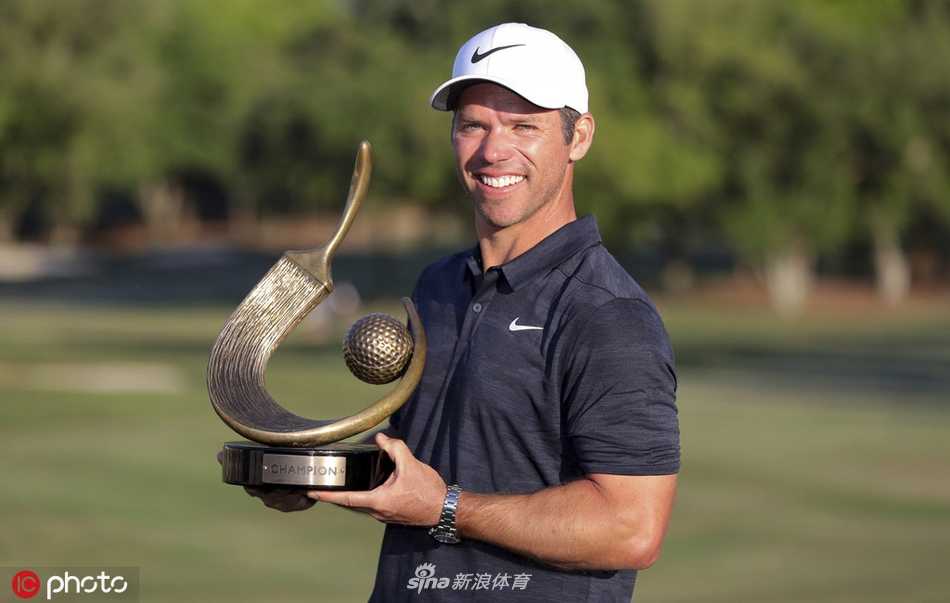 保罗·卡西手捧威士伯锦标赛冠军奖杯，深情亲吻，脸上洋溢着梦想成真的喜悦与如释重负的满足。