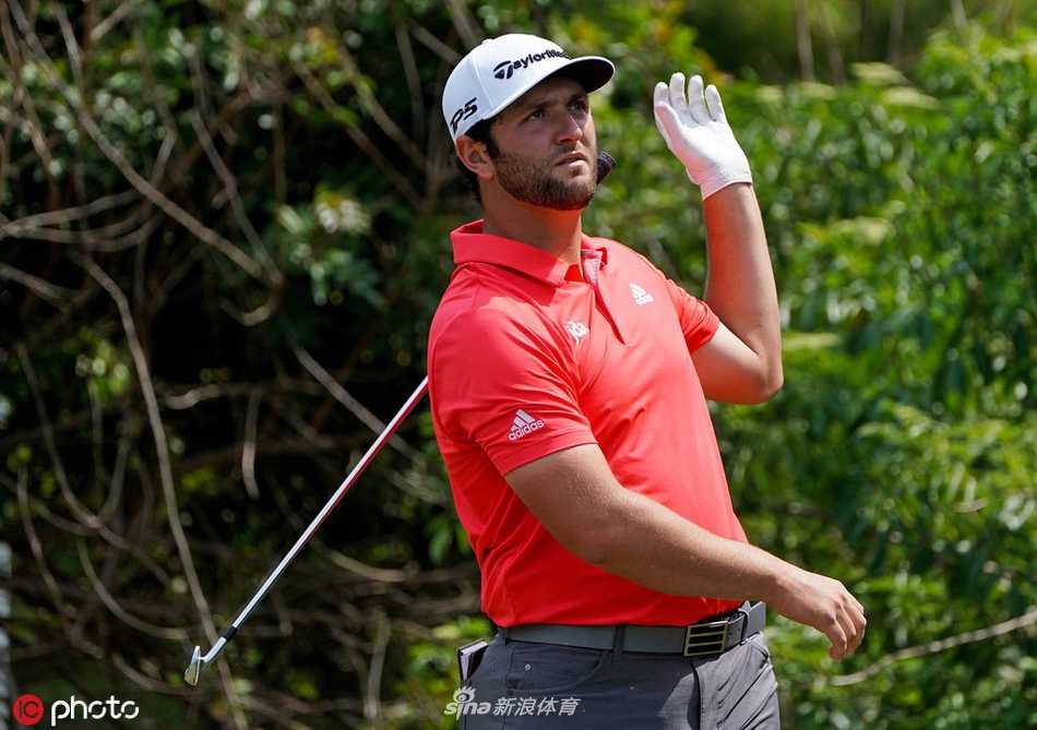 英格兰高尔夫名将保罗·卡西面向观众，高举双臂尽情庆祝胜利，身后是绿意盎然的因斯布鲁克球场。