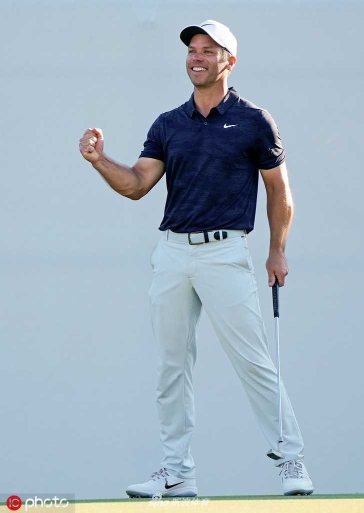 保罗·卡西在紧张赛事间隙，被场边小动物吸引展露笑容，瞬间柔化了竞技体育的硬朗画面。