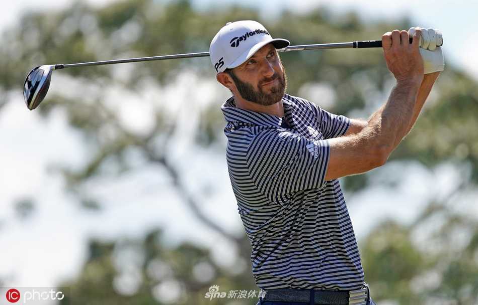 达斯汀·约翰逊在第十八洞果岭完成最后一次推击后，潇洒收杆，眼神中透露着对一轮比赛的总结与思考。