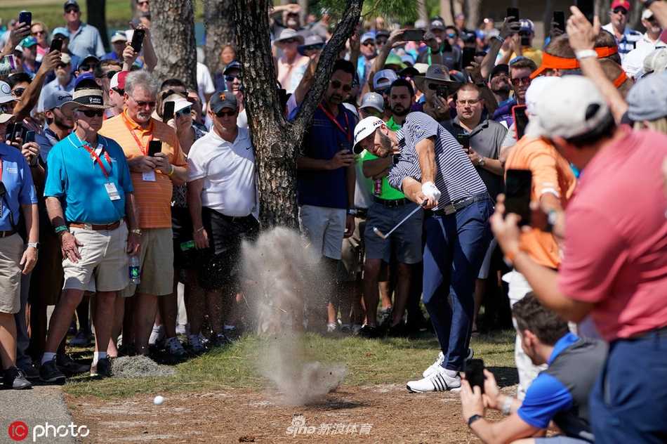 美国老将吉姆·福瑞克在威士伯锦标赛上专注救球，其独特的挥杆姿势与精准的短杆技术依然引人注目。