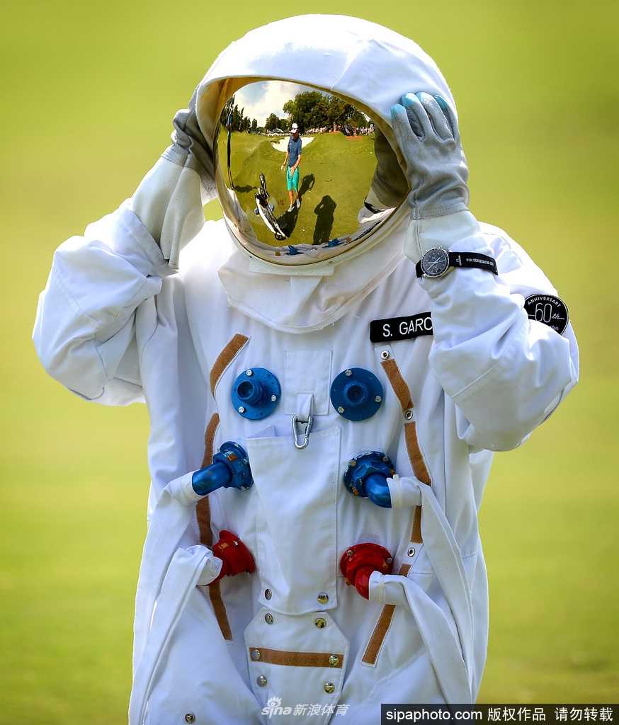 麦克罗伊在发球台做出标准的全力开球动作，身体完全扭转，尽管身着宇航服，仍能感受到其强大的爆发力与专注度。