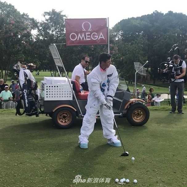 加西亚驾驶着一辆造型独特的白色月球车在高尔夫球道上行驶，背景是开阔的球场与树林，宛如一场发生在绿茵地上的太空任务。