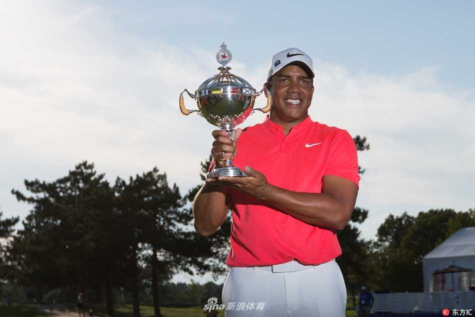 维加斯加洞赛绝杀霍夫曼 成功卫冕加拿大公开赛 维加斯在果岭边握拳怒吼,庆祝自己卫冕成功的一刻,背景中的加拿大国旗格外醒目