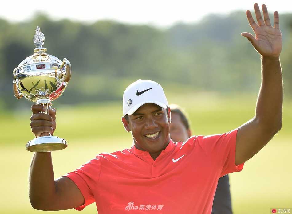 维加斯加洞赛绝杀霍夫曼 成功卫冕加拿大公开赛 霍夫曼在决赛轮中专注地凝视着球道,眼神中充满对冠军的渴望与坚定