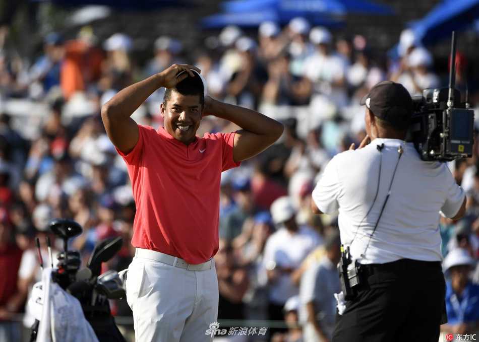 维加斯加洞赛绝杀霍夫曼 成功卫冕加拿大公开赛 维加斯在第十八洞果岭旁,面对困难的球位正全神贯注地准备一记精巧的切杆