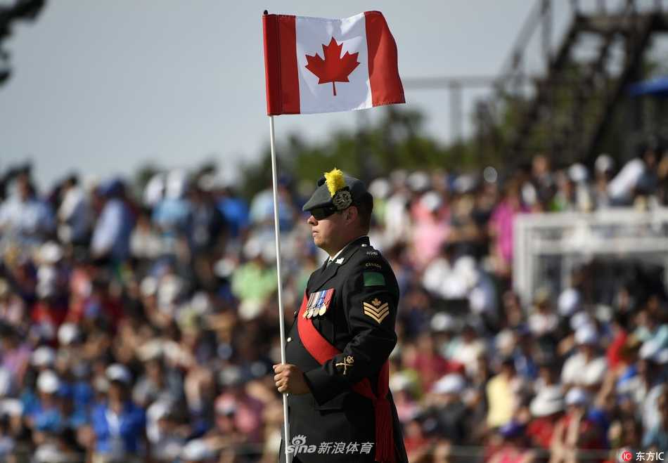维加斯加洞赛绝杀霍夫曼 成功卫冕加拿大公开赛 维加斯站在果岭旁,面对关键时刻推杆前屏息凝神,周围观众也陷入寂静