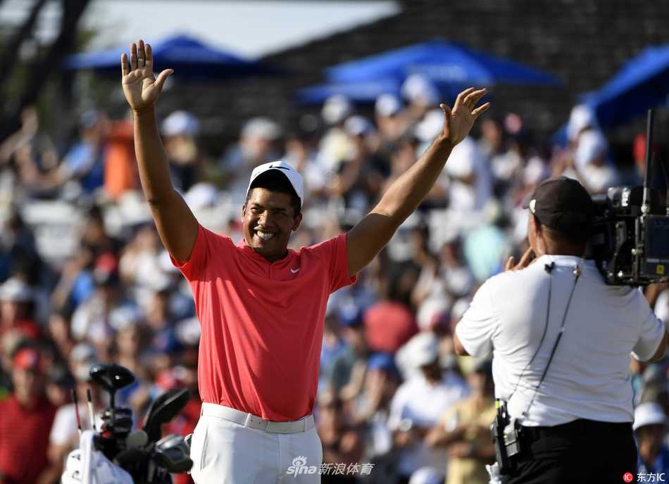 维加斯加洞赛绝杀霍夫曼 成功卫冕加拿大公开赛 霍夫曼在沙坑中奋力救球,沙砾飞扬,展现了他不放弃的拼搏精神