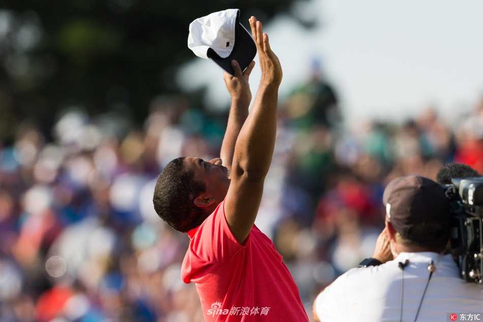 维加斯加洞赛绝杀霍夫曼 成功卫冕加拿大公开赛 维加斯在加洞赛中果断挥杆攻果岭,这一击为他奠定了最终的胜局