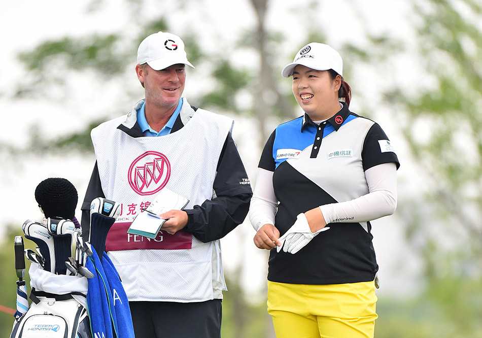 斯泰西-基廷优雅挥杆，球杆划破空气的瞬间充满力量感