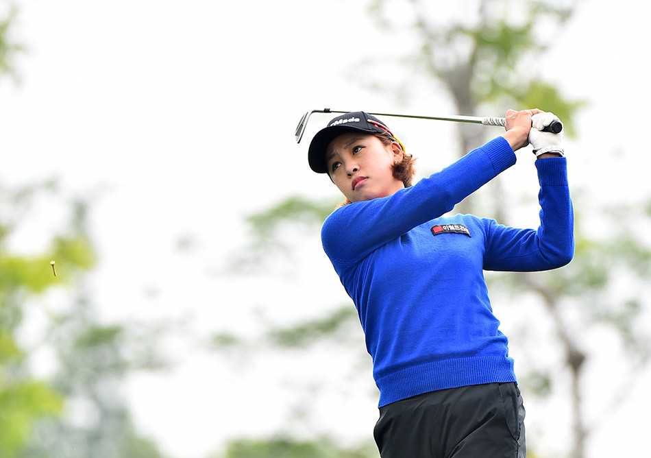 叶欣宁在球场中漫步，阳光洒在她的身影上，显得从容而坚定