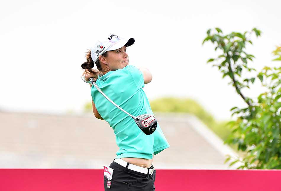 叶欣宁侧身回眸眺望球道，眼神中流露出思考与决断