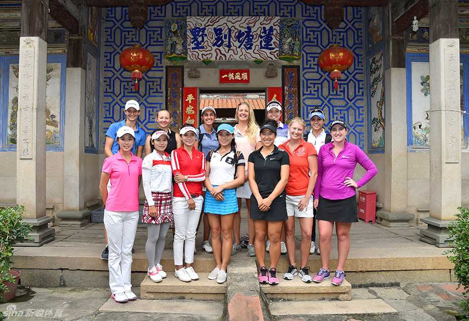 选手们骑行在环岛路上，海风拂面，笑容明媚，组成一道流动的风景线，完美诠释了运动与自然的融合之美。