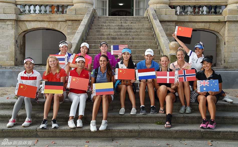 中欧高尔夫女球手们兴致勃勃地参观古朴的莲塘别墅，在精美的砖雕与木构前驻足聆听，感受闽南建筑的深厚底蕴。