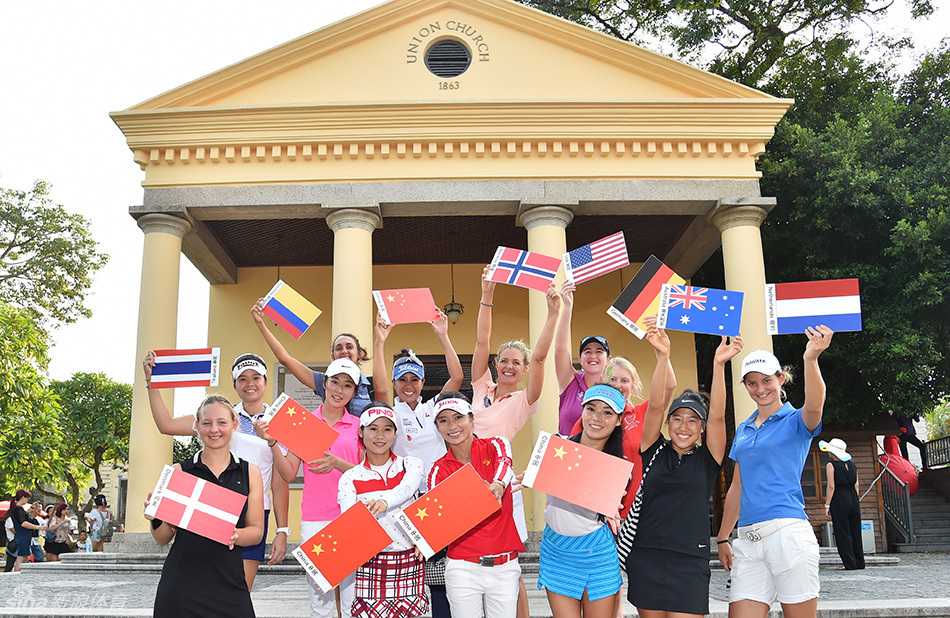 一位女球手在骑行途中停下，面向大海张开双臂，仿佛要拥抱整个厦门的海风与阳光，姿态自由而舒展。