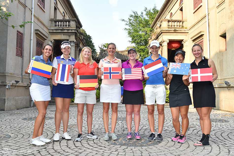 多位美女选手在活动结束后开心地拍摄大合影，所有人脸上都洋溢着快乐的笑容，展现出体育运动带来的友谊与阳光。