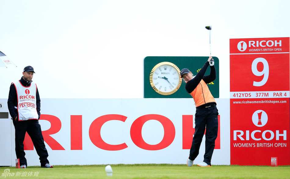 美国球员彼得森正在练习开球，身姿舒展有力，白色的高尔夫球在空中划出一道优美的抛物线。