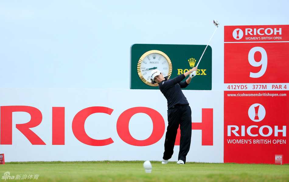 卫冕冠军莫·马丁在开球前进行最后调整，神情沉着自信，尽显王者风范。