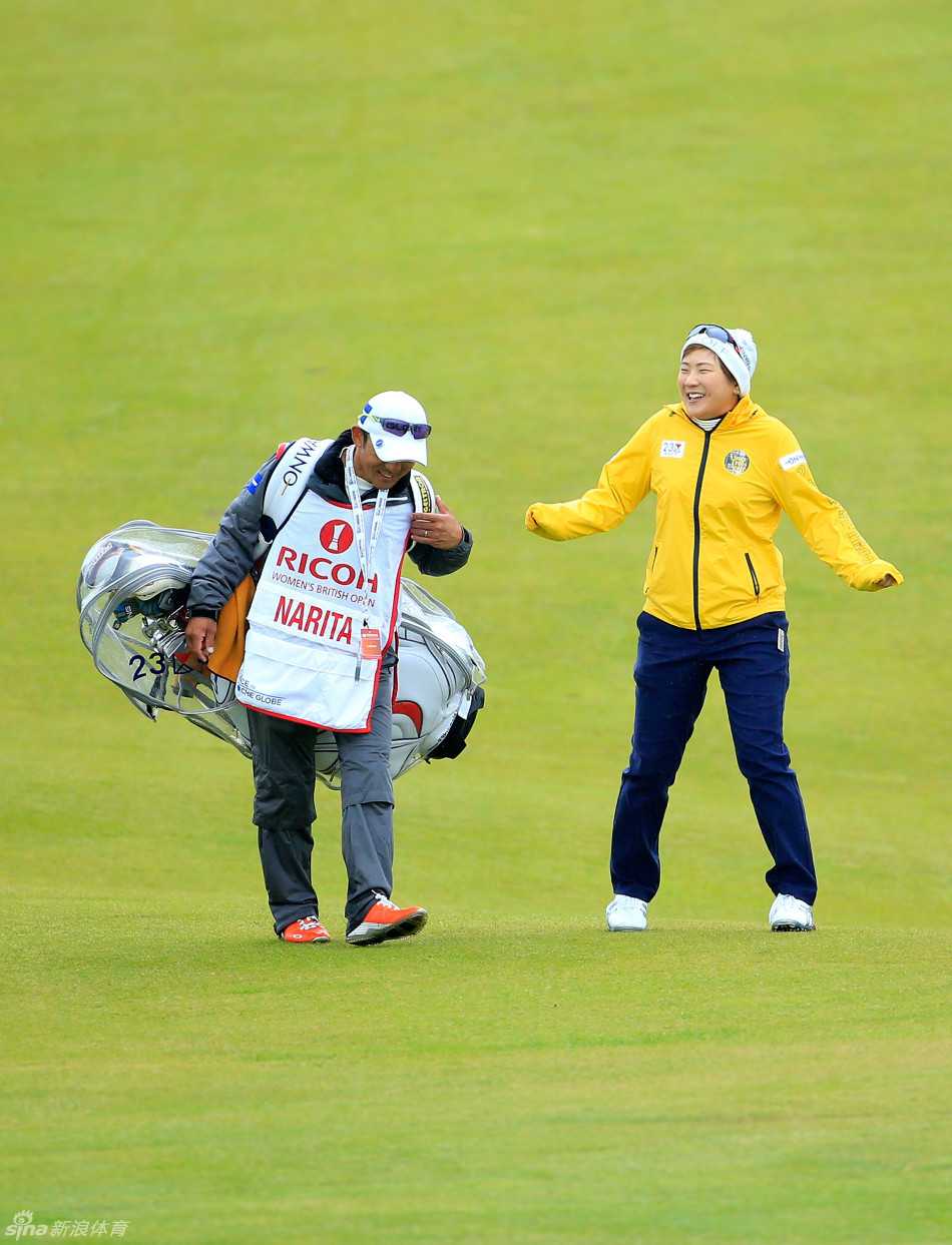 日本名将宫里蓝优雅挥杆，经典的姿势与沉静的表情展现了其深厚的职业素养。