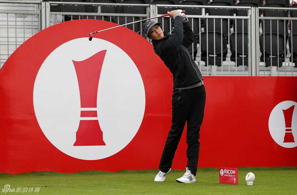 成田美寿寿与她的球童并肩而行，两人手指球场方向热烈讨论战术，默契十足。