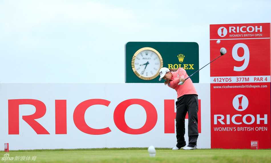 挪威名将苏珊·彼德森全力挥杆，展现出女子高尔夫运动中蕴含的强劲爆发力与坚定意志。