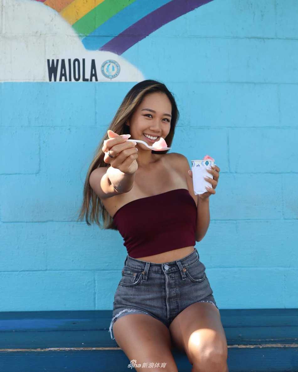 朱凯琳在果岭上微笑着推杆，清新的绿色背景衬托出她自信从容的神态