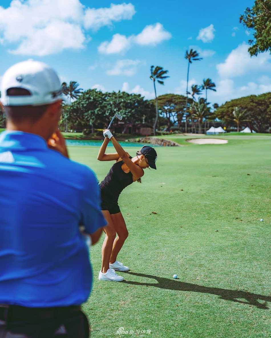 朱凯琳完成一次完美击球后自然转身，运动服饰展现了她训练有素的优美体态