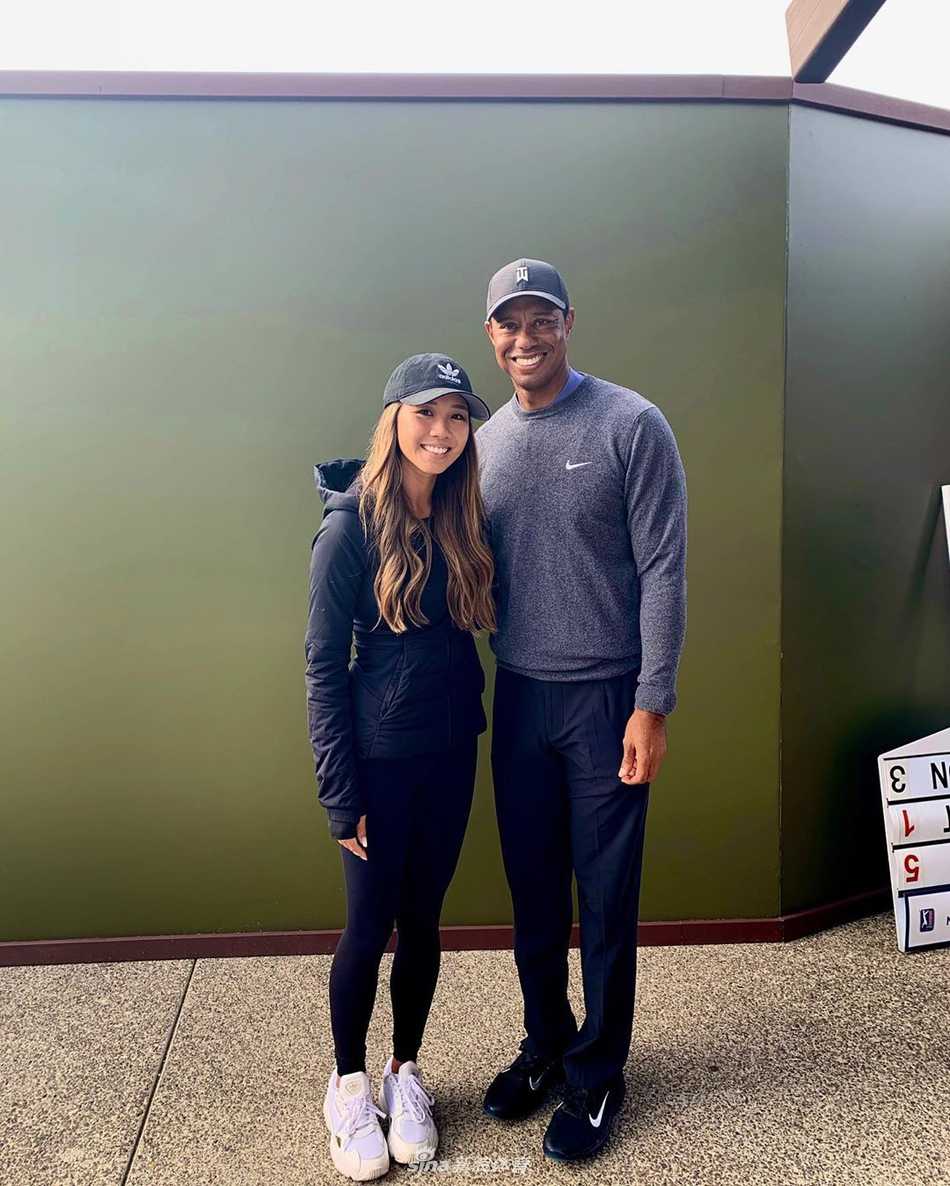 朱凯琳在球场边放松休息，自然笑容中流露出运动员特有的阳光气质