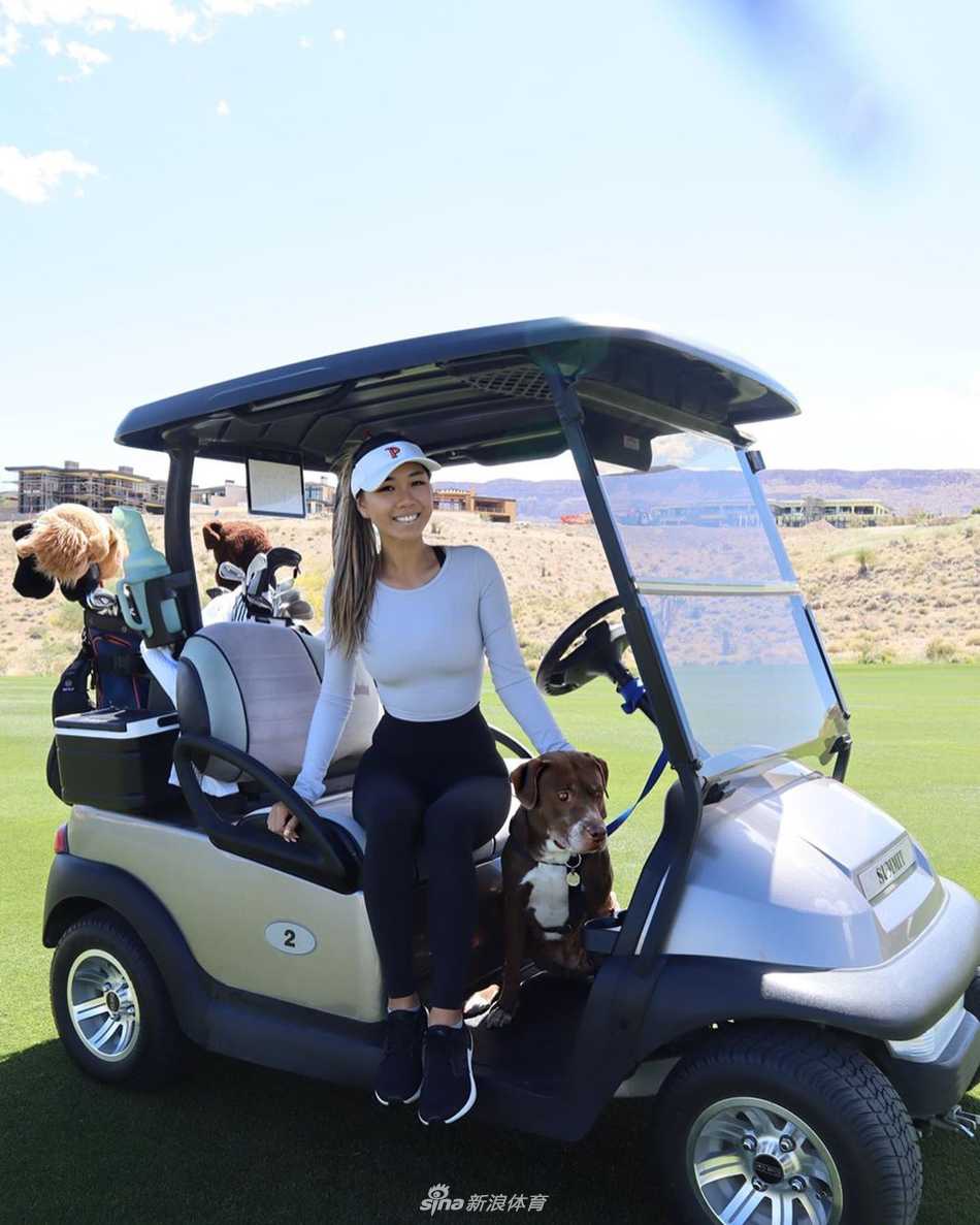 朱凯琳在练习场专注调整动作，阳光下的身影展现出高尔夫运动的优雅与力量