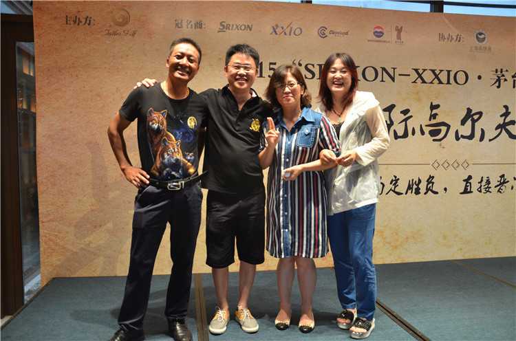 绿茵之上挥杆逐乐 友谊之间笑颜绽放 一位选手正专注地进行推杆,身体微微前倾,目光如炬,仿佛整个世界都凝聚在那颗即将滚入洞杯的小球上。