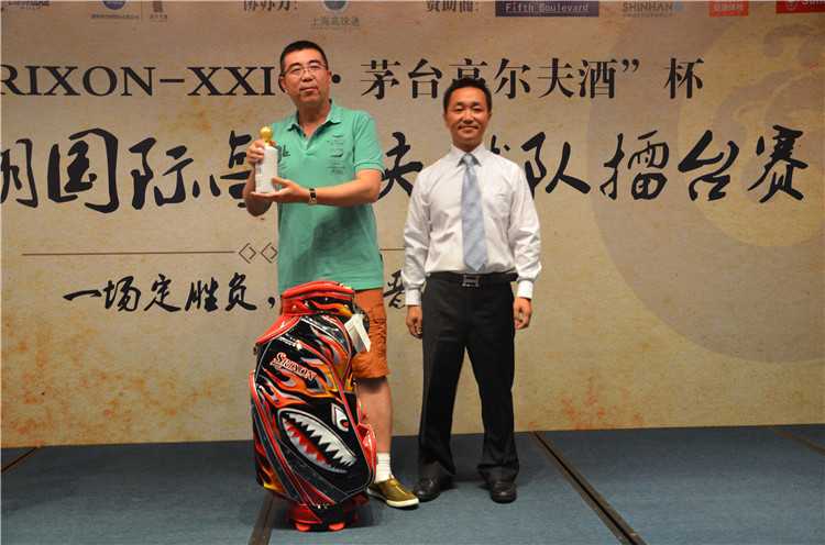 绿茵之上挥杆逐乐 友谊之间笑颜绽放 颁奖典礼上,获奖者手持‘韩国双人游’的奖牌,与同伴开心大笑,身后的朋友们纷纷鼓掌祝贺,场面温馨而热烈。