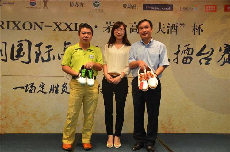 绿茵之上挥杆逐乐 友谊之间笑颜绽放 选手们列队进行赛前宣誓,阳光下的身影挺拔,笑容中透出对比赛的期待与对友情的珍视。