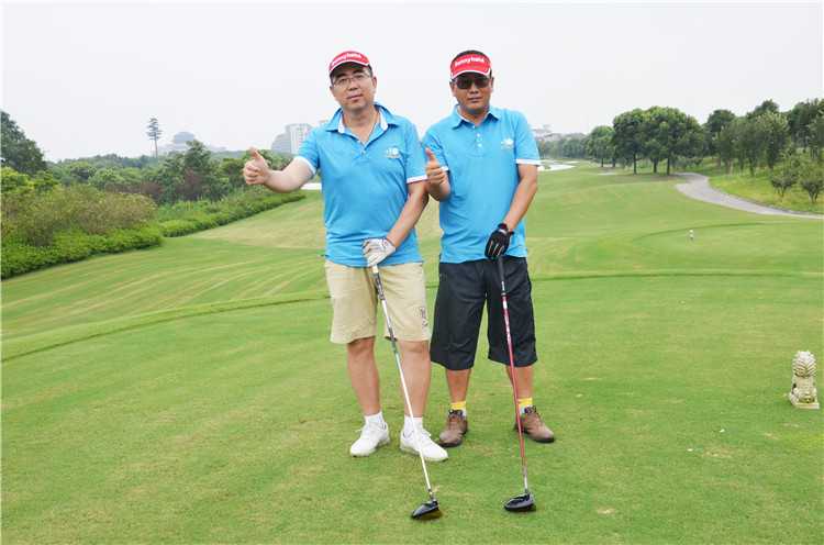 绿茵之上挥杆逐乐 友谊之间笑颜绽放 活动圆满结束,所有参赛者齐聚一堂合影留念,大家手持奖杯与鲜花,对着镜头绽放出无比灿烂、发自内心的笑容,将一天的欢乐定格于此。