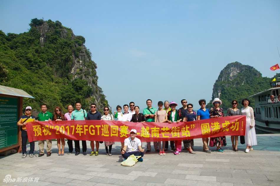 队员们身着统一队服，在开阔的球场上并肩而立，留下充满活力与期待的集体大合照