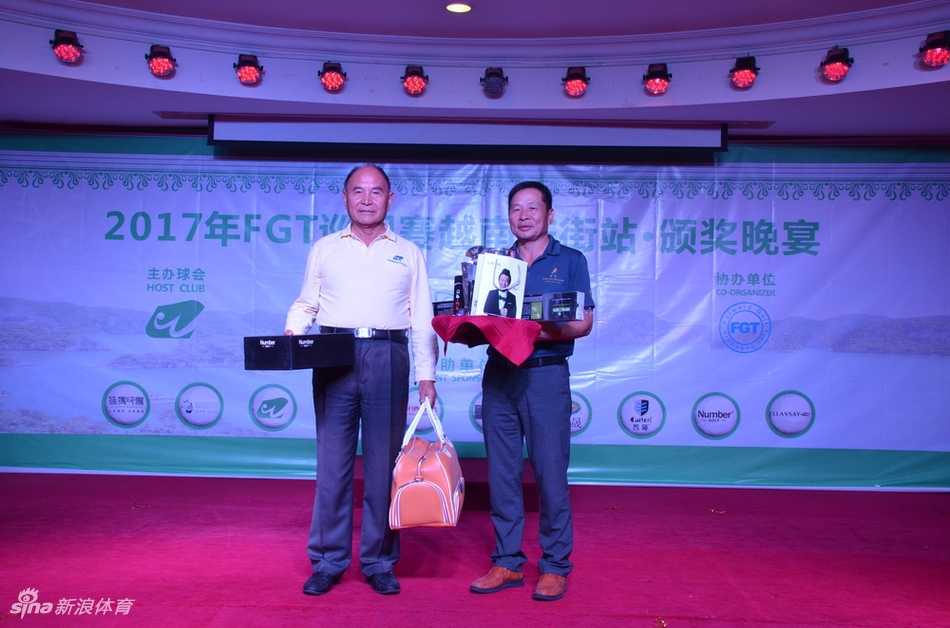 选手侧身凝神，完成一次标准而有力的完美收杆动作，姿态自信而优雅