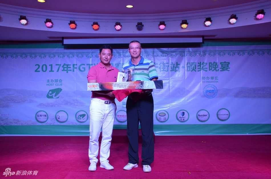 颁奖嘉宾与获奖者亲切握手，共同举起奖杯，分享荣耀时刻的喜悦