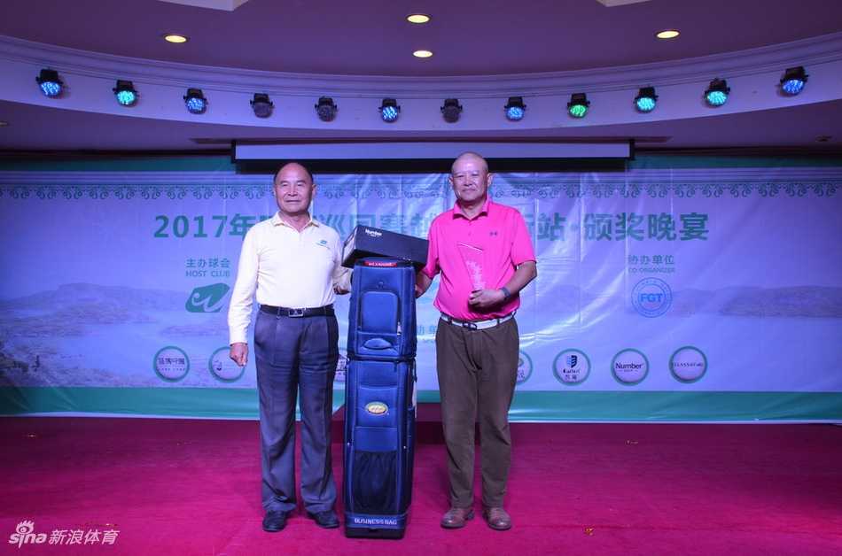 赛事负责人吴又顺在台上致辞，神情专注，向全场传递活动的理念与感谢