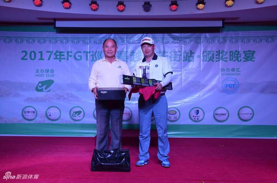 同组球友在果岭上亲密合影，背景是开阔的球场，笑容灿烂氛围融洽