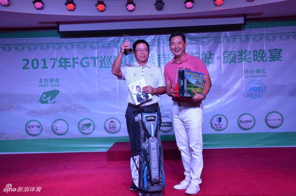 获奖者们齐聚舞台，手持奖杯与鲜花向镜头致意，共享成功收杆的圆满与喜悦