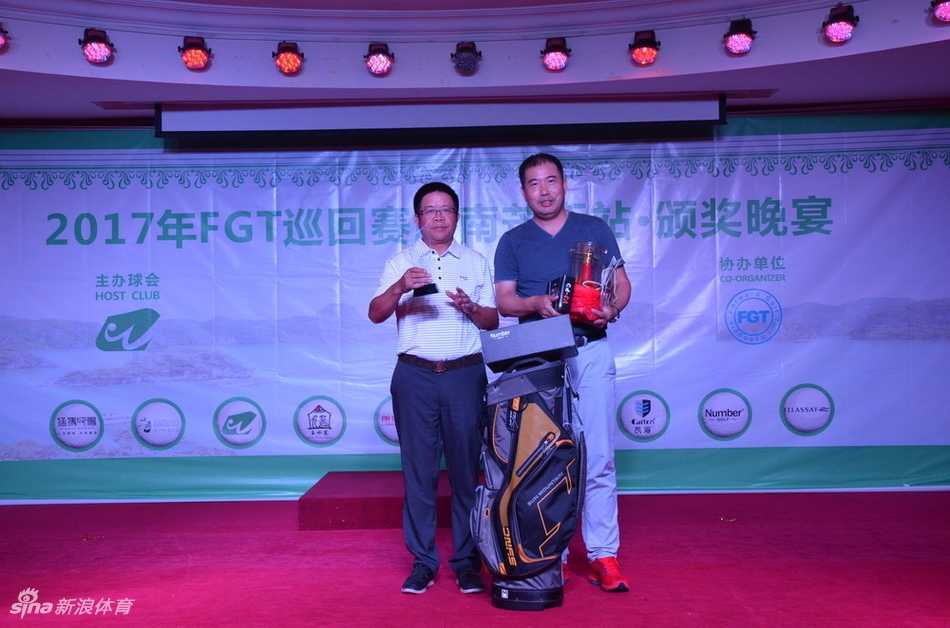 两位选手在球场边亲切交流互动，展现队友间亲密无间的情谊与温暖