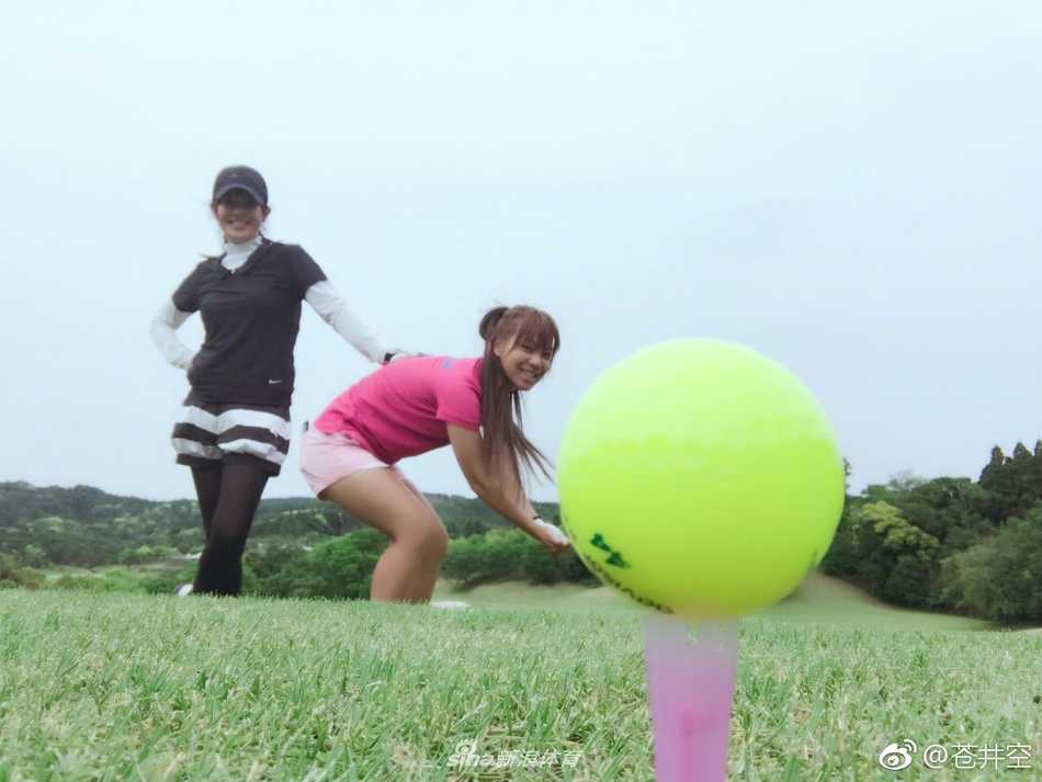 专注的侧影，她正在调整握杆姿势，阳光为她的轮廓镀上了一层金色光边