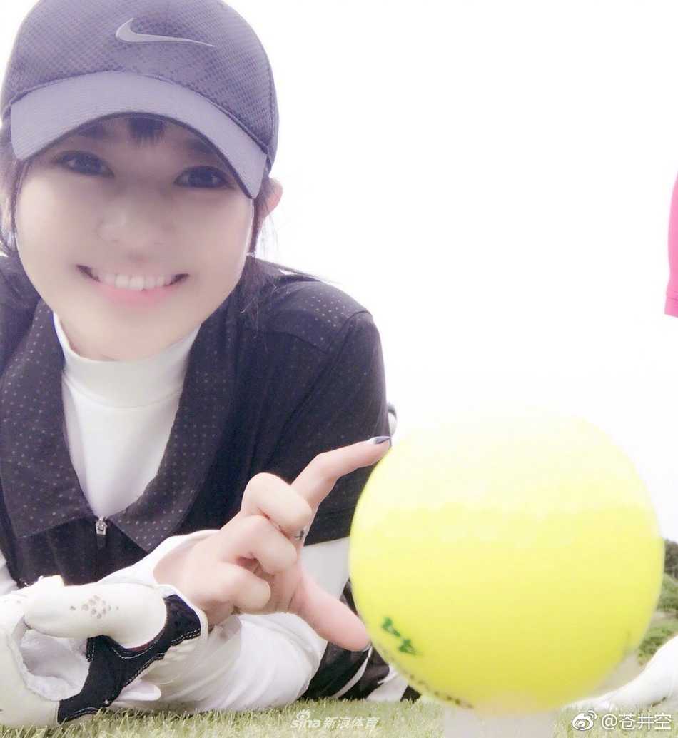 生日主角手持球杆，在果岭旁展露温暖笑容，身后是秋日高远的蓝天与辽阔球场