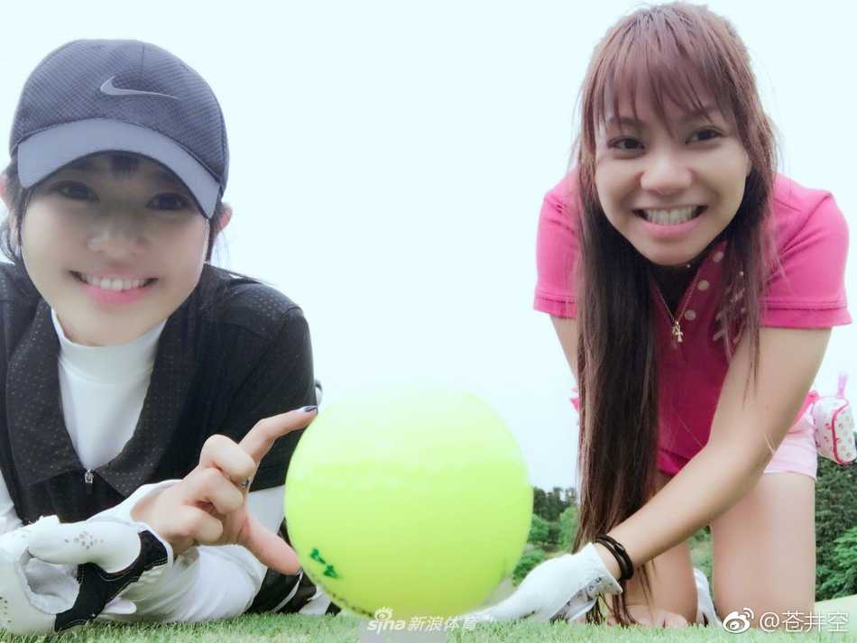 在球道中央优雅漫步，仿佛与广袤的绿色天地融为一体，尽显从容气质