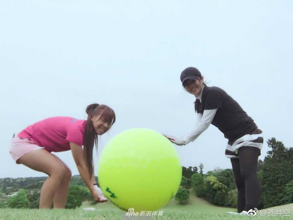 挥杆动作的完美瞬间，身体舒展成一道有力而优美的弧线，充满动态的力量感